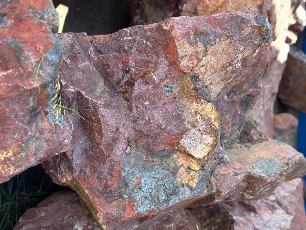 Камни для ландшафтного дизайна красно-фиолетовые 10-60 килограмм купить в Кушве