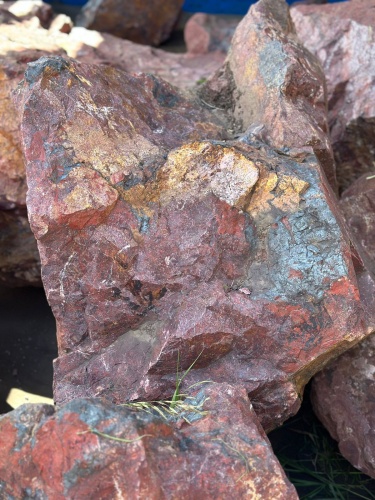 Камни для ландшафтного дизайна красно-фиолетовые 10-60 килограмм купить в Кушве