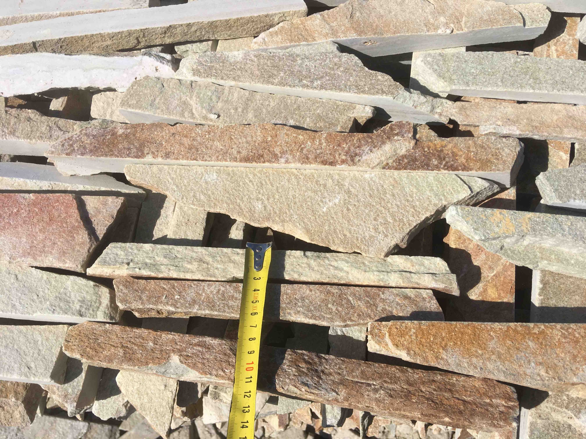 Горбушка златолит золотистый для облицовки купить в Кушве