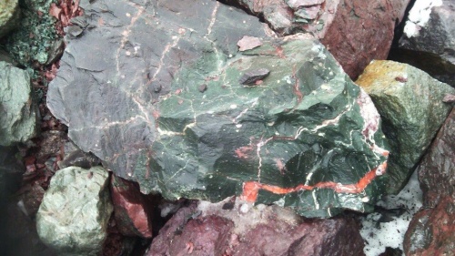 Гигантские зелёные валуны для ландшафтного дизайна весом более 5 тонн купить в Кушве