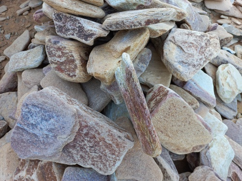 Златолит жёлтый, жёлто-зелёный глыбки и валуны для ланшафтного дизайна купить в Кушве