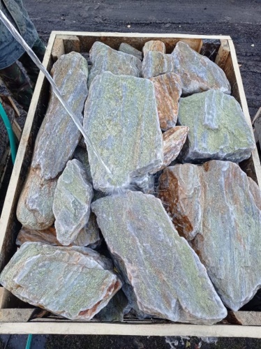 Златолит жёлтый, жёлто-зелёный глыбки и валуны для ланшафтного дизайна купить в Кушве
