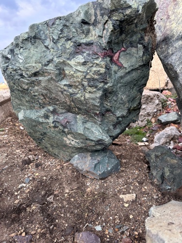 Гигантские зелёные валуны для ландшафтного дизайна весом более 5 тонн купить в Кушве