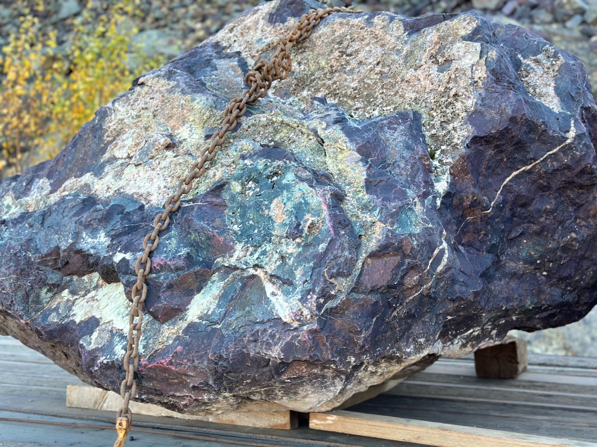 Огромные красно-фиолетовые валуны для ландшафтного дизайна весом более 5 тонн купить в Кушве