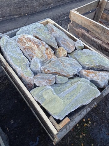 Златолит жёлтый, жёлто-зелёный глыбки и валуны для ланшафтного дизайна купить в Кушве