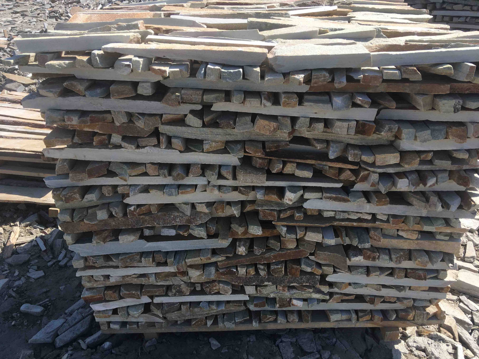 Горбушка златолит золотистый для облицовки купить в Кушве