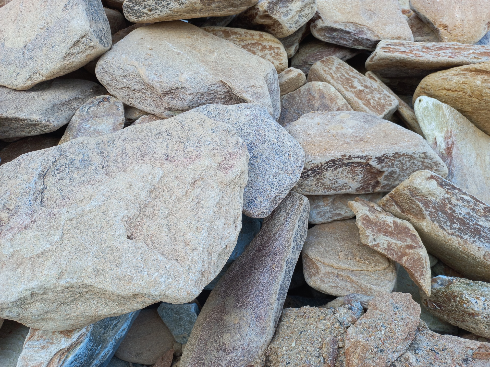 Златолит жёлтый, жёлто-зелёный глыбки и валуны для ланшафтного дизайна купить в Кушве