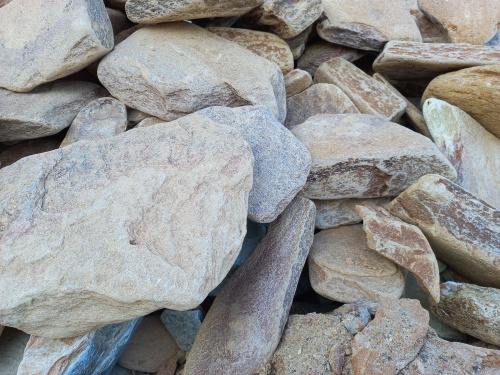 Златолит жёлтый, жёлто-зелёный глыбки и валуны для ланшафтного дизайна купить в Кушве