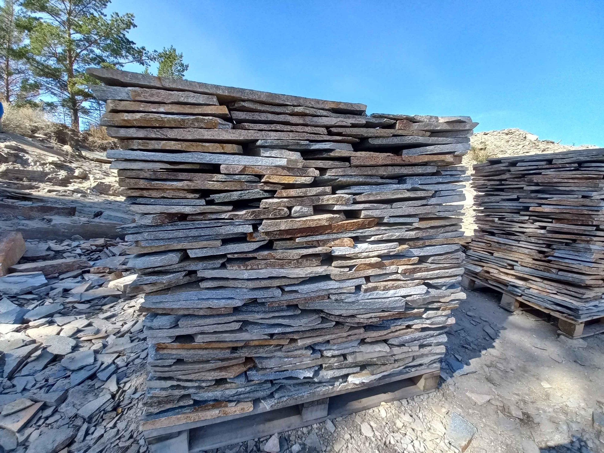 Плитняк златолит серебристый для фасада купить в Кушве