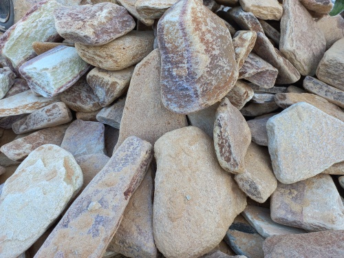 Златолит жёлтый, жёлто-зелёный глыбки и валуны для ланшафтного дизайна купить в Кушве