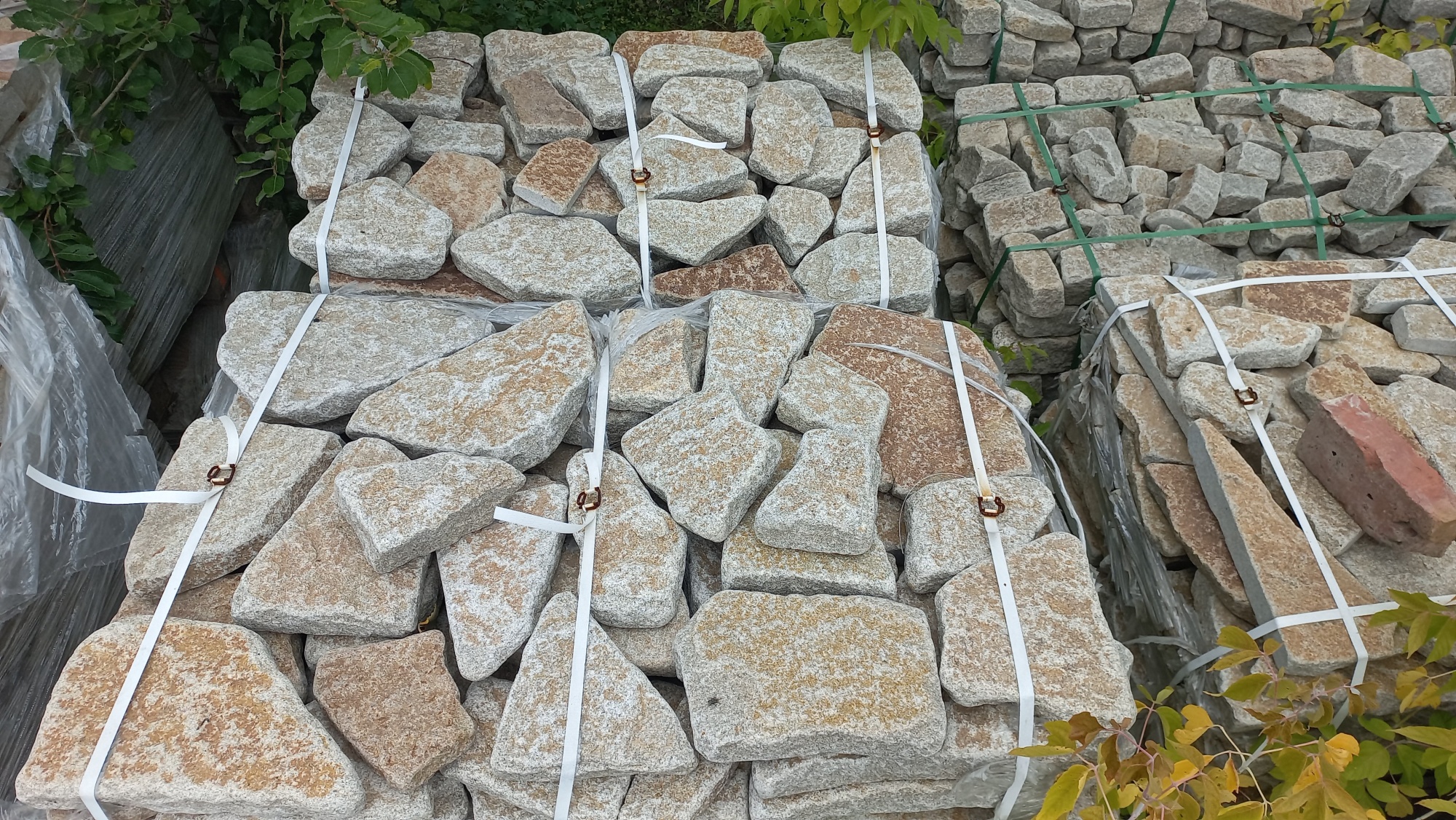 Гранитный плитняк галтованный для мощения купить в Кушве