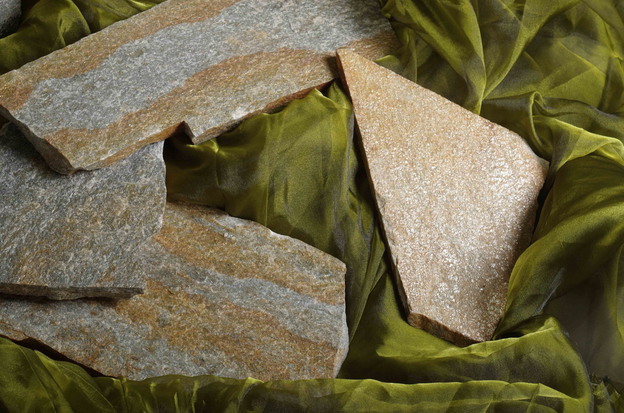 Плитняк златолит Уральский для цоколя, отмостки купить в Кушве