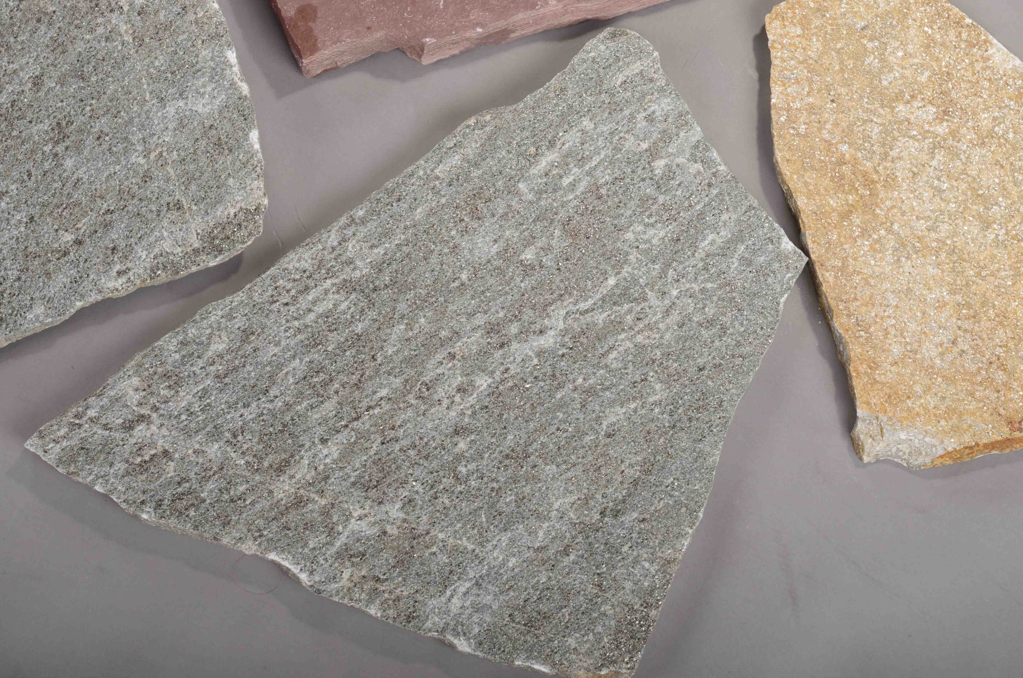 Плитняк златолит Уральский для цоколя, отмостки купить в Кушве