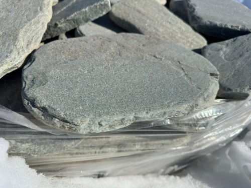 Плитняк златолит зелёный галтованный для мощения на бетон купить в Кушве