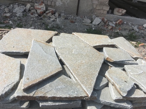 Златолит серебристый галтованный для лестниц купить в Кушве